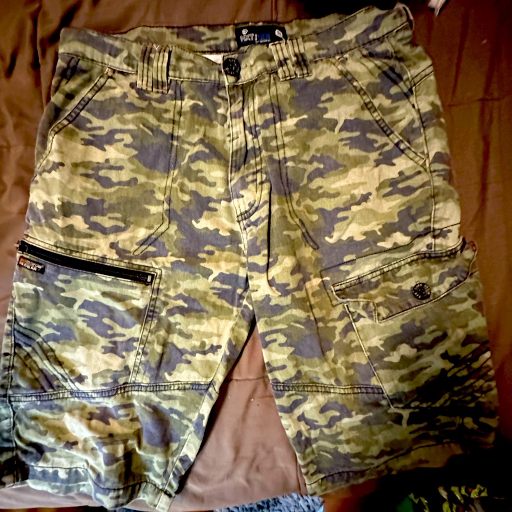 Size 32 men’s camo shorts